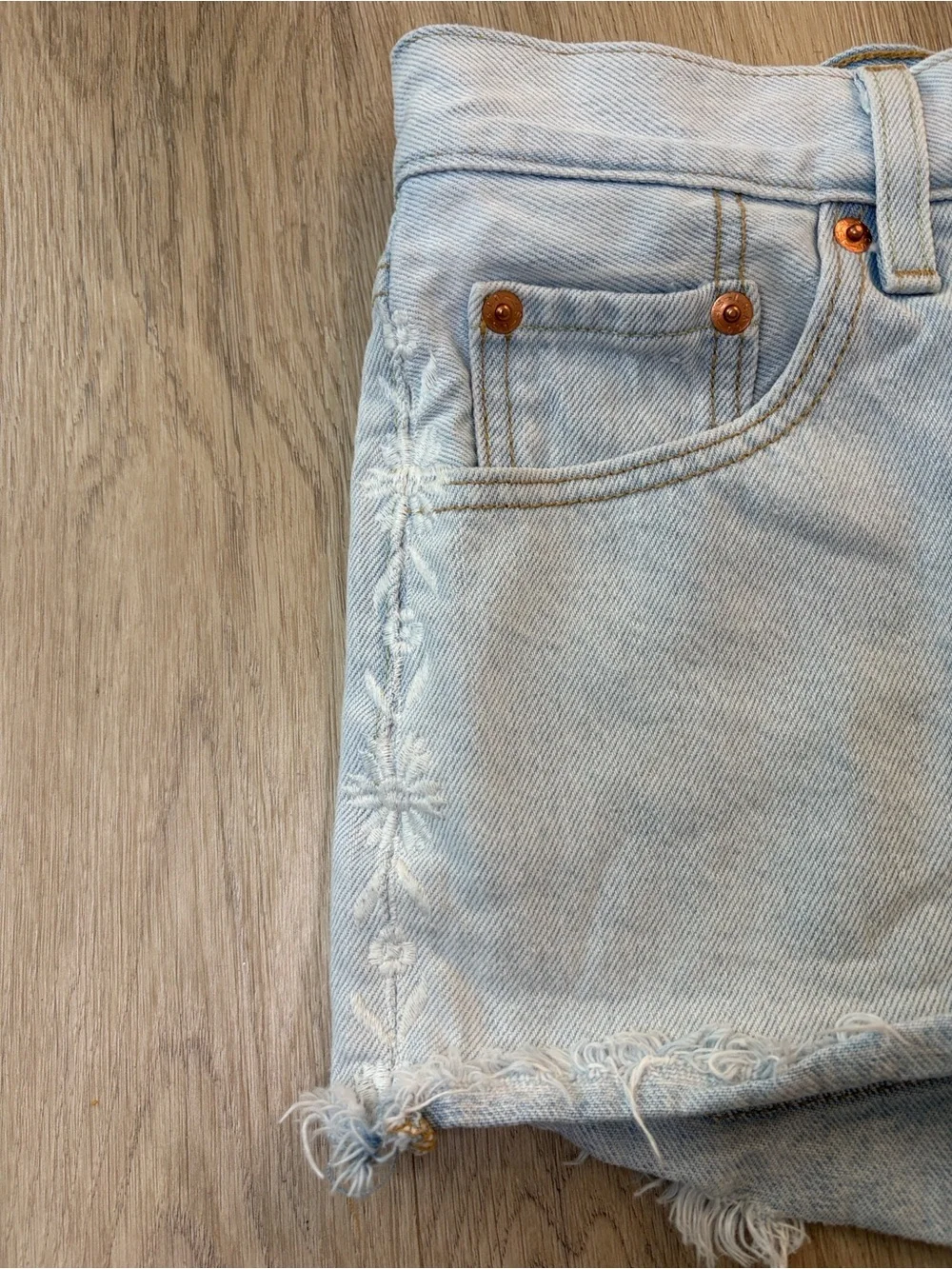 Levi’s 501 High Rise Floral Embroidered Denim Shorts 🌸 Size 25 light wash summer